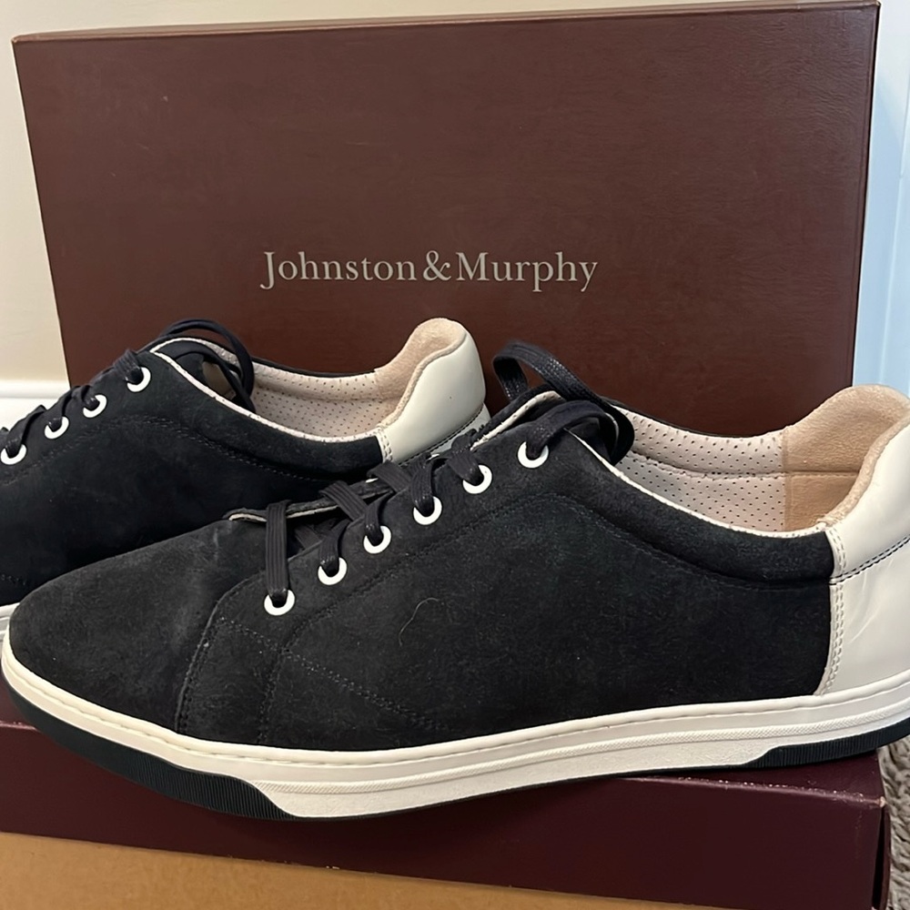 Navy blue casual/fashion sneaker. Like new.